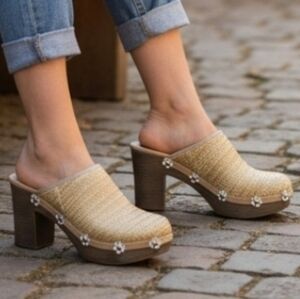 C COMFORT | SHIMMERY WOVEN STRAW GRASS DAISY STUDDED PLATFORM HEELED CLO…